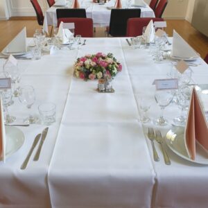 hvidt bord med pynt